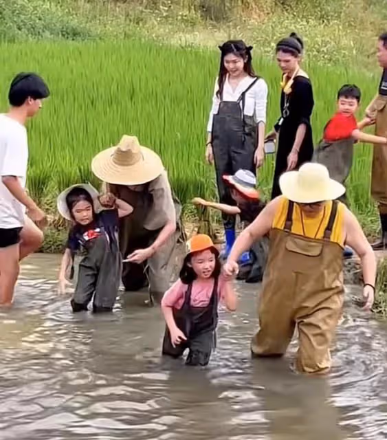 郝劭文國慶帶娃出遊,7歲繼女已改口叫爸爸,網友:他老婆真幸運