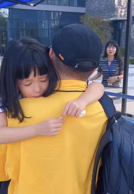 郝劭文國慶帶娃出遊,7歲繼女已改口叫爸爸,網友:他老婆真幸運