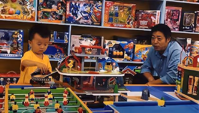 姚師兵看奇奇眼中充滿寵愛，腦海中是姚威小時候的樣子，讓人心酸