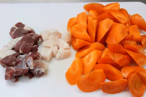 小奶鍋也能做菜——胡蘿蔔燜肉