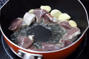 小奶鍋也能做菜——胡蘿蔔燜肉