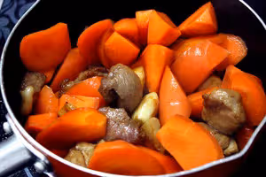 小奶鍋也能做菜——胡蘿蔔燜肉