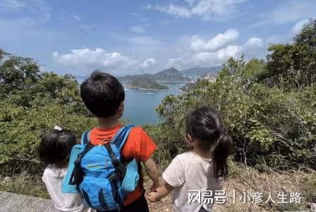 霍啟剛重陽節帶兒女出遊,兄妹三人手拉手,排列順序像WIFI信號