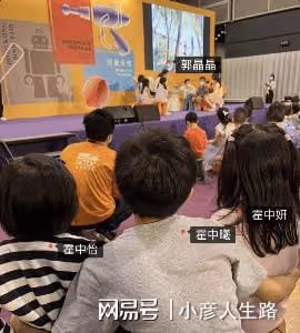 霍啟剛重陽節帶兒女出遊,兄妹三人手拉手,排列順序像WIFI信號