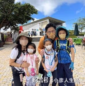 霍啟剛重陽節帶兒女出遊,兄妹三人手拉手,排列順序像WIFI信號
