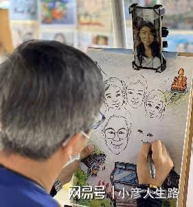 霍啟剛重陽節帶兒女出遊,兄妹三人手拉手,排列順序像WIFI信號