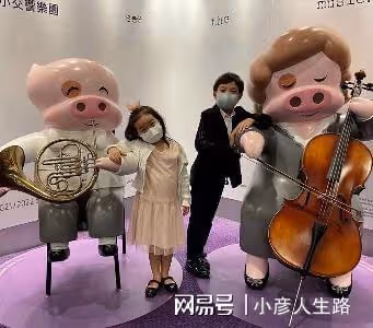 霍啟剛重陽節帶兒女出遊,兄妹三人手拉手,排列順序像WIFI信號