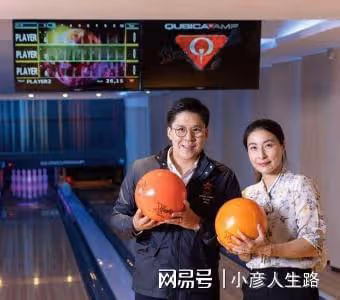 霍啟剛重陽節帶兒女出遊,兄妹三人手拉手,排列順序像WIFI信號