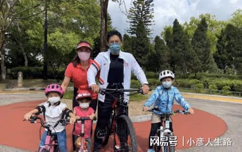 霍啟剛重陽節帶兒女出遊,兄妹三人手拉手,排列順序像WIFI信號
