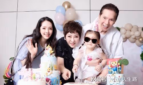 向太為孫女慶生,百天小孫子正臉首曝光像爸爸,全家福獨缺向佐