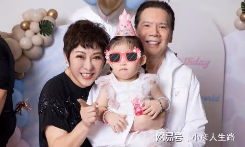向太為孫女慶生,百天小孫子正臉首曝光像爸爸,全家福獨缺向佐
