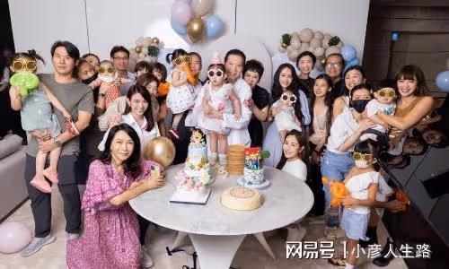 向太為孫女慶生,百天小孫子正臉首曝光像爸爸,全家福獨缺向佐