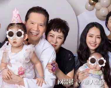 向太為孫女慶生,百天小孫子正臉首曝光像爸爸,全家福獨缺向佐