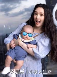 向太為孫女慶生,百天小孫子正臉首曝光像爸爸,全家福獨缺向佐