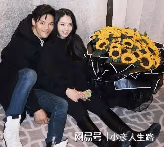 向太為孫女慶生,百天小孫子正臉首曝光像爸爸,全家福獨缺向佐