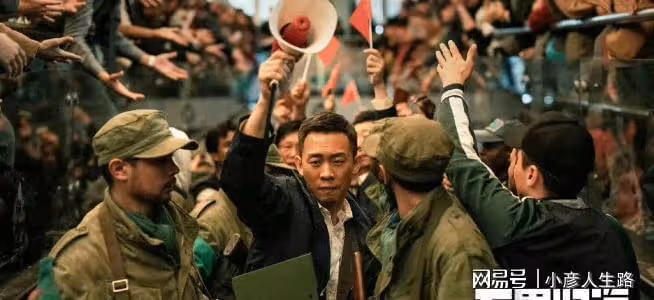 《萬里歸途》小角色:數步數的胖工人,打傘的豹紋阿姨,都不簡單