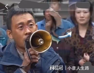 《萬里歸途》小角色:數步數的胖工人,打傘的豹紋阿姨,都不簡單