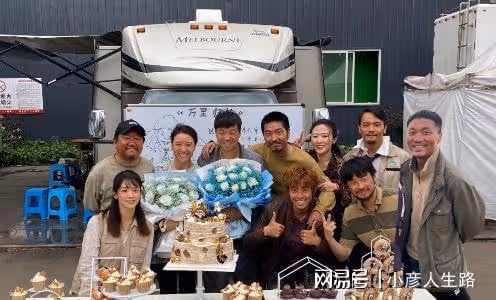 《萬里歸途》小角色:數步數的胖工人,打傘的豹紋阿姨,都不簡單