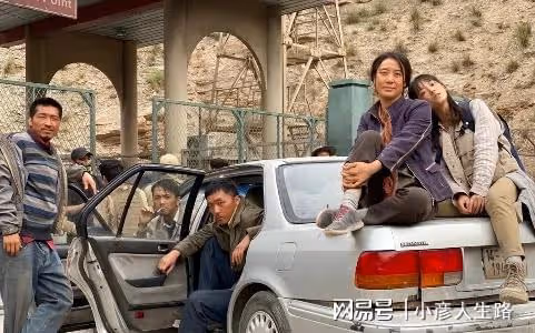 《萬里歸途》小角色:數步數的胖工人,打傘的豹紋阿姨,都不簡單