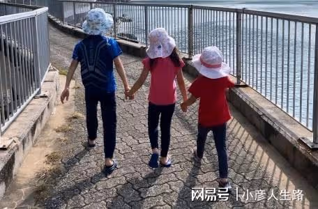 霍啟剛重陽節帶娃出遊,悄悄拍下三子女手牽手漫步,溫馨又幸福