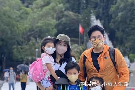 霍啟剛重陽節帶娃出遊,悄悄拍下三子女手牽手漫步,溫馨又幸福