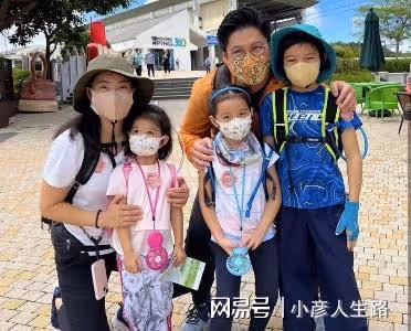 霍啟剛重陽節帶娃出遊,悄悄拍下三子女手牽手漫步,溫馨又幸福