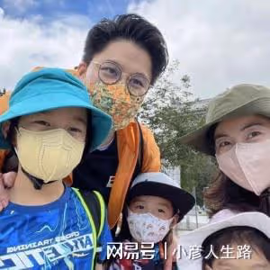 霍啟剛重陽節帶娃出遊,悄悄拍下三子女手牽手漫步,溫馨又幸福