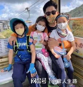霍啟剛重陽節帶娃出遊,悄悄拍下三子女手牽手漫步,溫馨又幸福