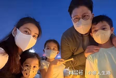 霍啟剛重陽節帶娃出遊，悄悄拍下三子女手牽手漫步，溫馨又幸福