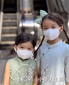霍啟剛重陽節帶娃出遊，悄悄拍下三子女手牽手漫步，溫馨又幸福