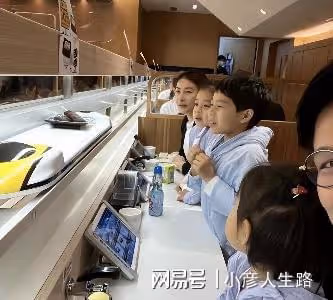 霍啟剛重陽節帶娃出遊，悄悄拍下三子女手牽手漫步，溫馨又幸福