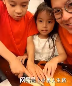 霍啟剛重陽節帶娃出遊，悄悄拍下三子女手牽手漫步，溫馨又幸福