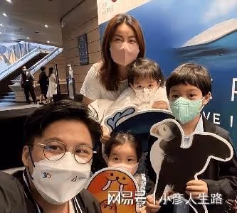 霍啟剛重陽節帶娃出遊，悄悄拍下三子女手牽手漫步，溫馨又幸福
