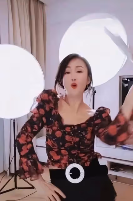 初見時驚艷眾人,成名後卻靈氣全無,這8位女星的臉變化太大了