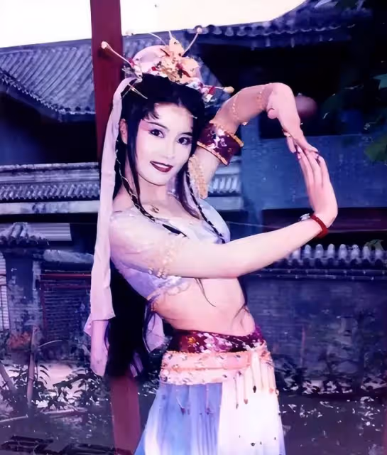 初見時驚艷眾人,成名後卻靈氣全無,這8位女星的臉變化太大了