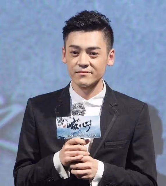 原來他是巍子的兒子，難怪不僅長得帥演技還好，果然是虎父無犬子