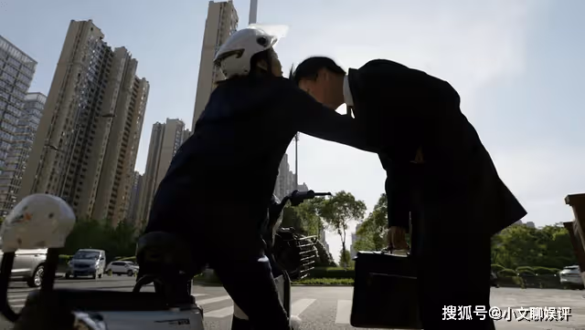 《底線》方遠無辜被捅,周圍人的聲音,撕開了當代社會的「惡」