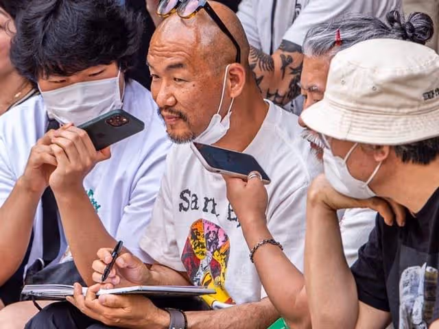 著名藝術家金政基猝逝!機場經歷胸痛搶救無效,被譽為人體印表機