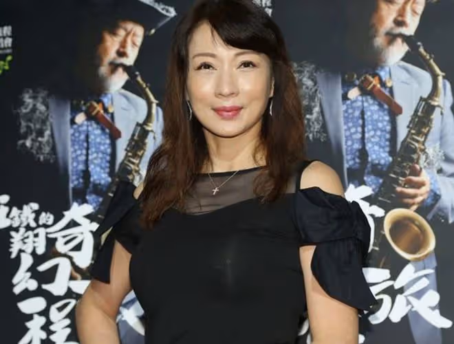 53歲女星公開戀情後首秀恩愛,與教授男友打扮默契!曾2嫁外國人