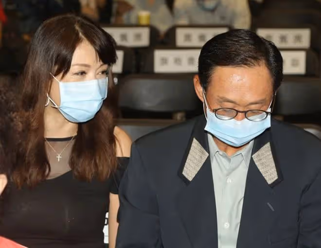 53歲女星公開戀情後首秀恩愛,與教授男友打扮默契!曾2嫁外國人