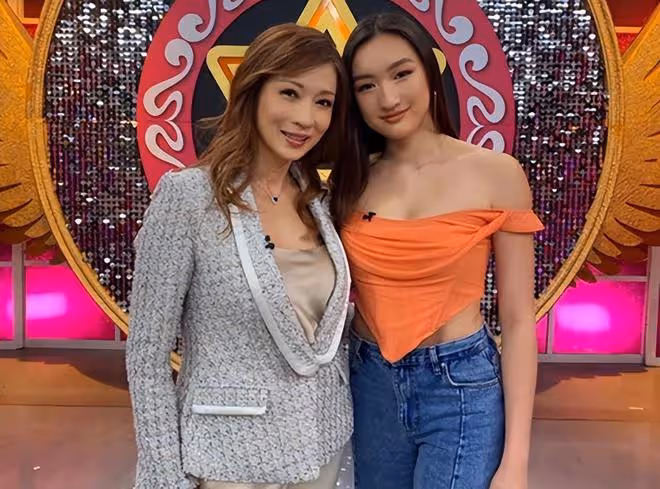 53歲女星公開戀情後首秀恩愛,與教授男友打扮默契!曾2嫁外國人