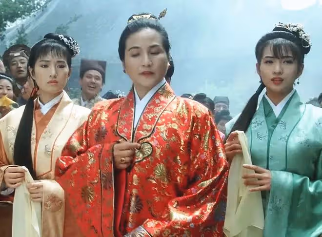 53歲女星公開戀情後首秀恩愛,與教授男友打扮默契!曾2嫁外國人