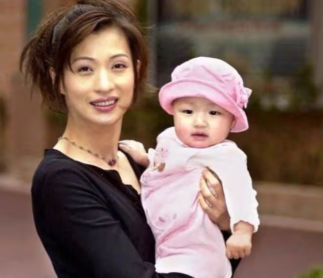 53歲女星公開戀情後首秀恩愛,與教授男友打扮默契!曾2嫁外國人