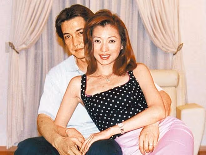 53歲女星公開戀情後首秀恩愛,與教授男友打扮默契!曾2嫁外國人