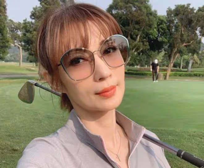 53歲女星公開戀情後首秀恩愛,與教授男友打扮默契!曾2嫁外國人