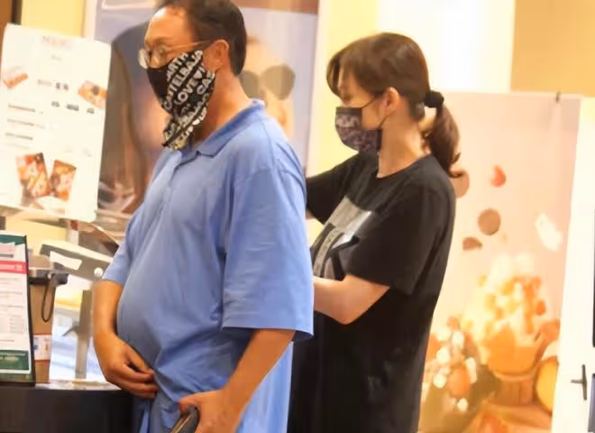 53歲女星公開戀情後首秀恩愛,與教授男友打扮默契!曾2嫁外國人