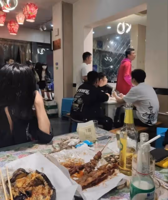 王思聰吃燒烤被偶遇,8美女作伴倆保姆車出行,曝坐擁2億麓湖別墅