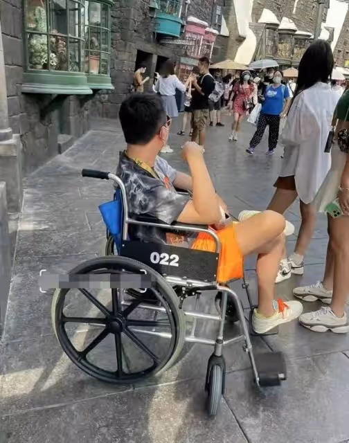 王思聰吃燒烤被偶遇,8美女作伴倆保姆車出行,曝坐擁2億麓湖別墅