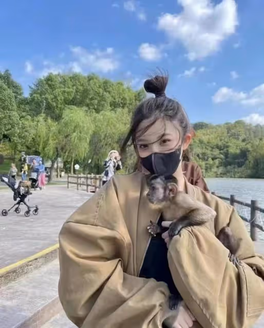王思聰吃燒烤被偶遇,8美女作伴倆保姆車出行,曝坐擁2億麓湖別墅