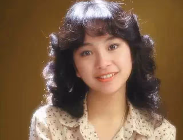 鐘鎮濤初戀近況!抗病成功滿頭白髪精神好,2婚嫁百億富豪,結婚41年仍恩愛